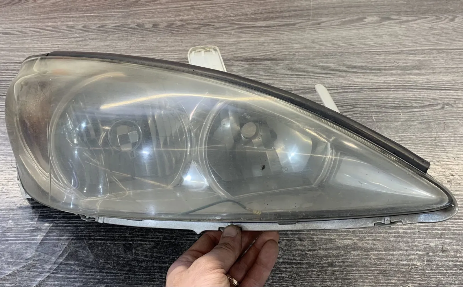 Помутневшая фара Toyota Camry до восстановления